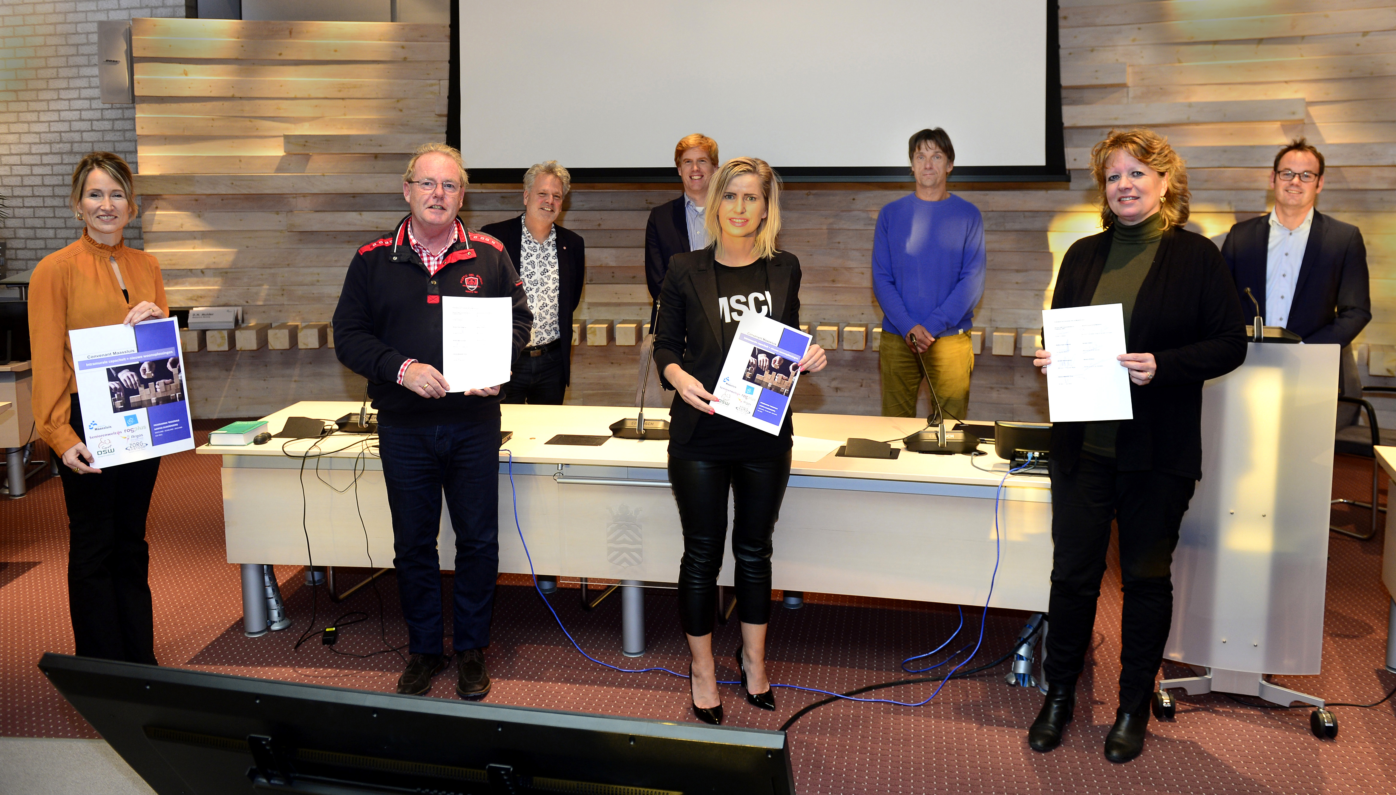 Foto van deelnemers die het convenant hebben ondertekend