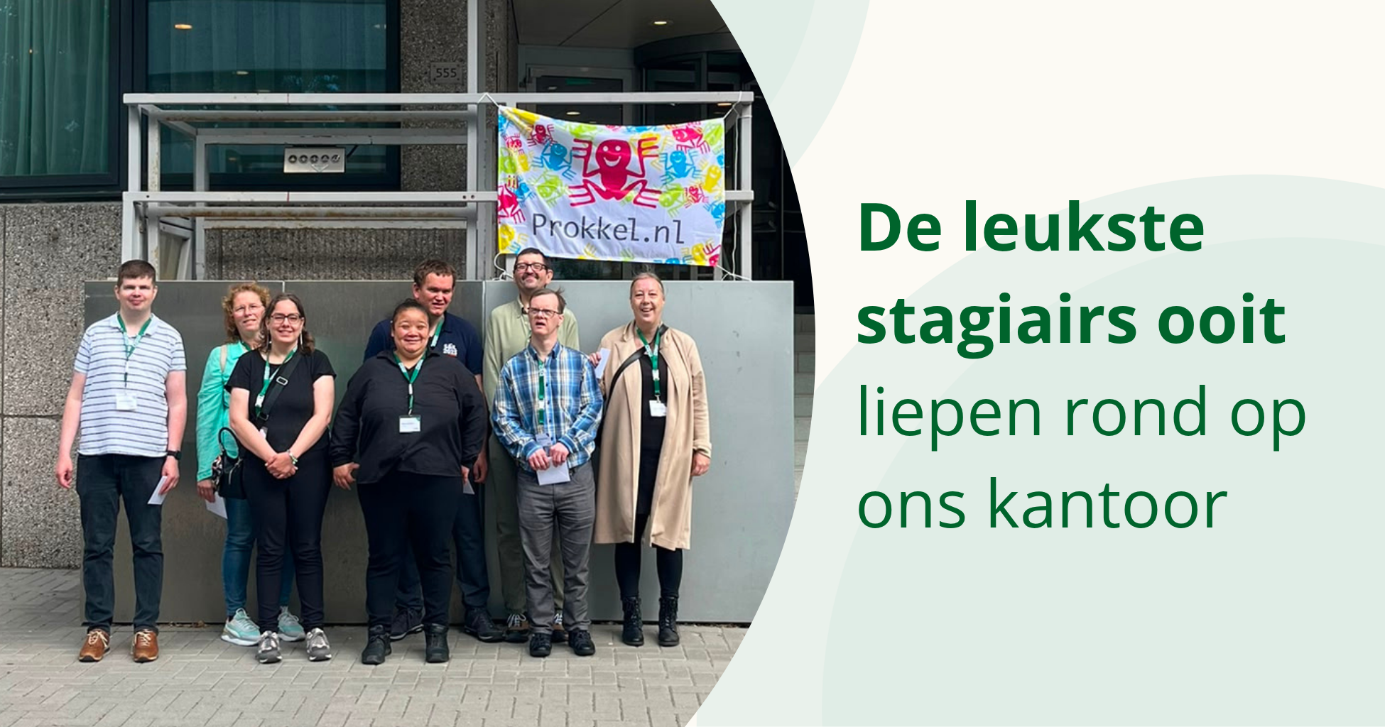 Deelnemers prokkelstage poseren voor het DSW-kantoor