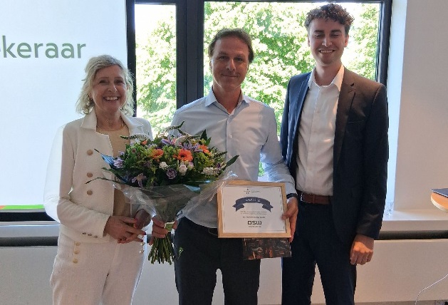 Frenk Singewald tijdens de utireiking van de VBDO-award.